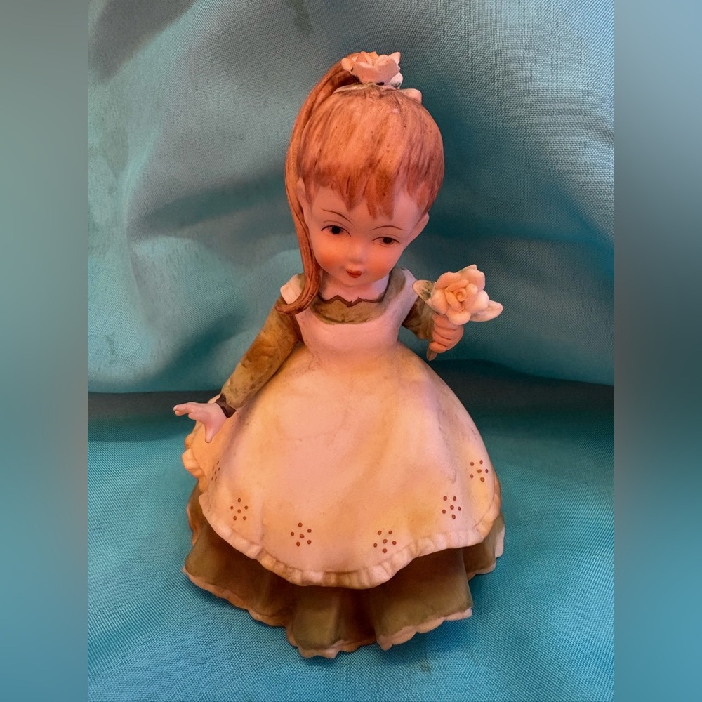 VINTAGE LEFTON GIRL WITH ROSES FIGURINE KW340C BROWN PONYTAIL GREEN DRESS